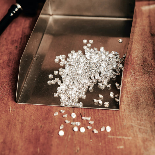 Diamantele Melee: Strălucirea Micilor Minunății din Lumea Bijuteriilor